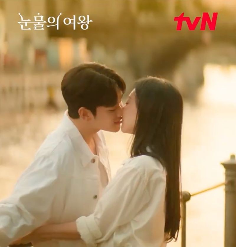 網友看金秀賢（左）與金智媛吻到難分難捨，敲碗兩人趕快在一起吧。（翻攝tvN drama X）