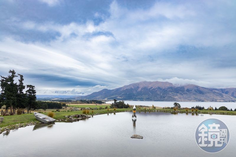 「Lake Hāwea Station」座落紐西蘭南島的哈威亞湖畔，是紐澳地區第一座負碳排農場，這裡依山傍湖，景色十分迷人。