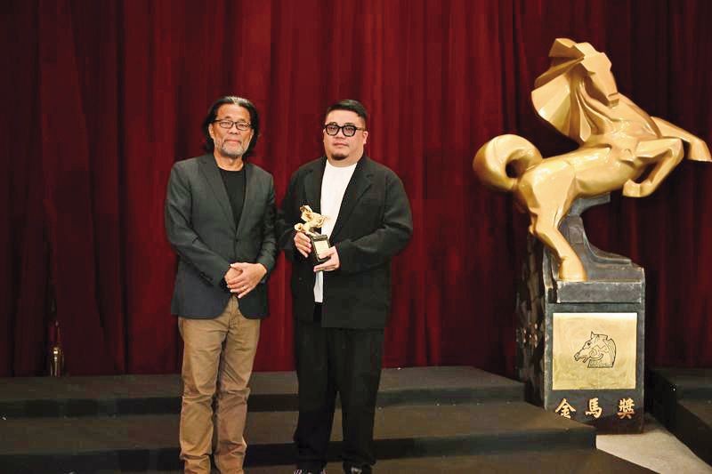 《智齒》獲金馬獎觀眾票選獎，監製謝國豪（右）與金馬獎主席李屏賓（左）合影。（金馬執委會提供）