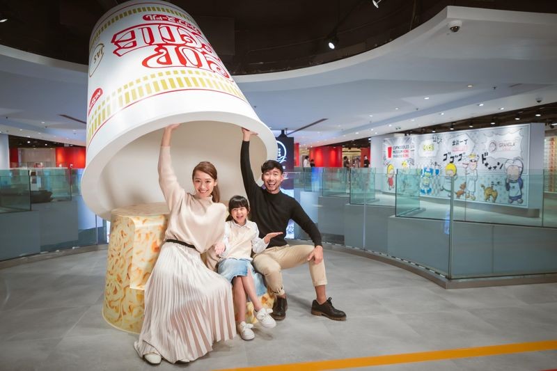 香港合味道紀念館提供三個主題體驗工作坊，可以讓親子了解產品的由來及生產過程，還能親手設計食物的包裝，並搭配出專屬自己口味的泡麵。（香港旅遊發展局提供）