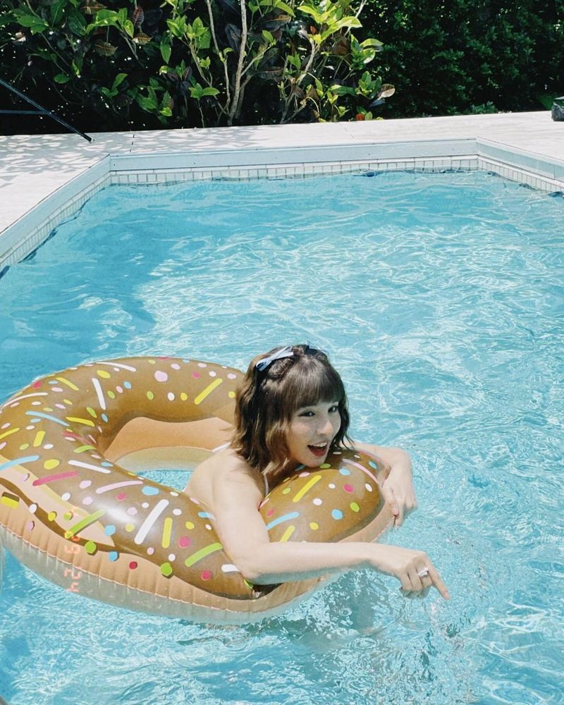 峮峮帶著甜甜圈游泳圈，在泳池拍攝戲水照。（翻攝IG@qun_04）