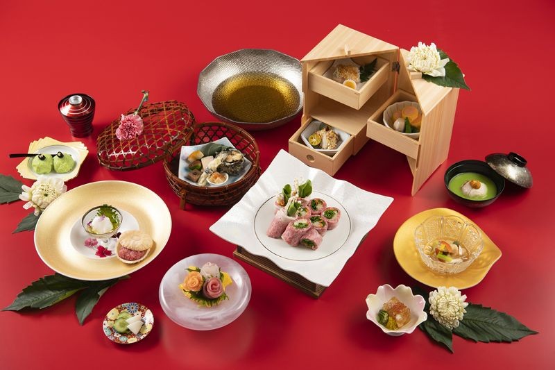 「HAYASE」日本料理母親節套餐使用秋田和牛包覆季節鮮蔬的「和牛千草鍋」及「花束壽司」獻給媽媽。（JR東日本大飯店台北提供）