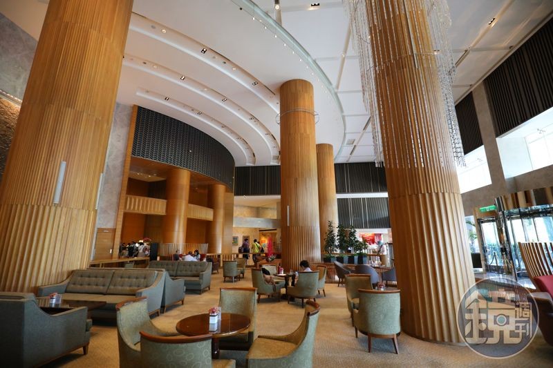 飯店一樓大廳茶軒的調酒師特地搭配展覽，設計「光．影」藝饗特調雞尾酒。