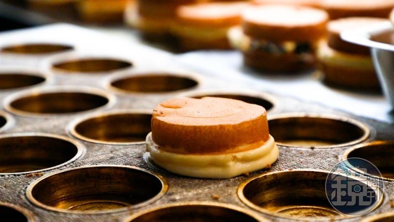 紅豆餅外皮做成雞蛋糕口感，因此又被叫做蛋糕餅。