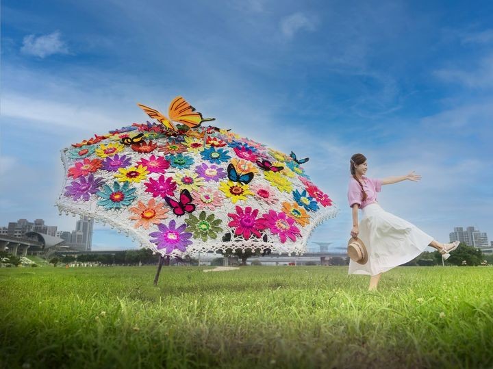 ▲編織藝術家楊海茜的全新夢幻創作，將繁花盛開的美景躍然花傘上。　圖：新北市政府水利局／提供