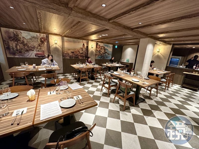 店內以菱格復古地磚、木質桌椅、義大利人文地景壁畫，營造義式風情的用餐氛圍。