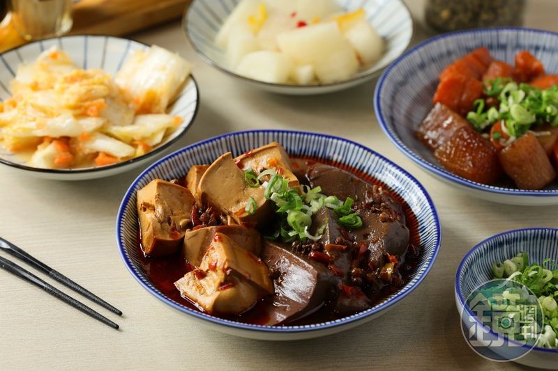 竣師父的小菜選擇多樣， 有「麻辣鴨血豆腐」（前，80元／份），也有「滷紅白蘿蔔」（右起逆時針）和「柚香蘿蔔」「黃金泡菜」（皆40元／份）等清爽泡菜。