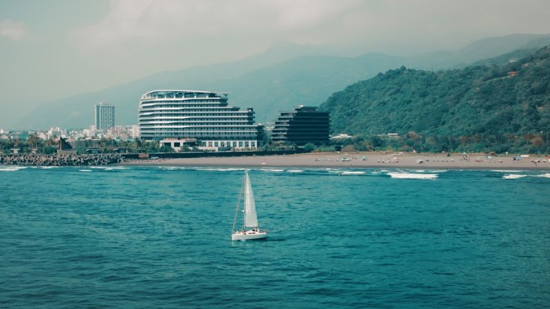 「凱渡廣場酒店」結合海港特點，推出一系列玩海活動，旅客還能反向從海上看到飯店全景。（THE ARCHIPELAGO凱渡廣場酒店提供）