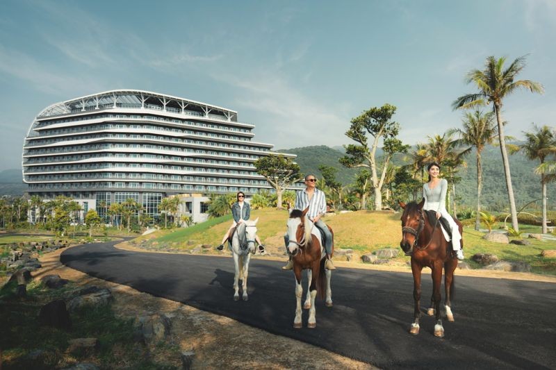「椰林馬趣」是「凱渡廣場酒店」為遊客打造，全台唯一館內騎馬體驗。（THE ARCHIPELAGO凱渡廣場酒店提供）