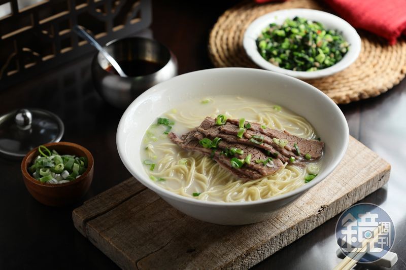 許多老客人點「清燉牛肉麵」(前,260元/碗),必定會再點盤小菜「雪裡紅」(後,60元/份),自己配成雪菜牛肉麵。
