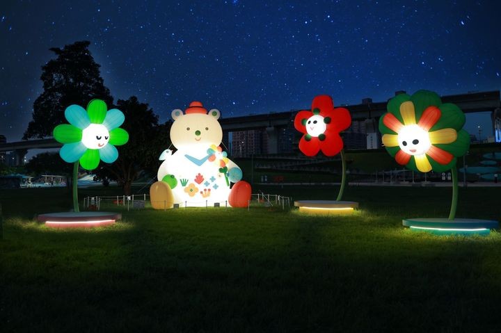 ▲夜幕時分，幸福熊和微笑的花朵伙伴們陪遊客一起在大都會公園數星星。　圖：新北市政府水利局／提供