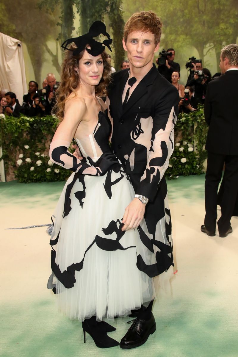  奧斯卡影帝艾迪瑞德曼（Eddie Redmayne）與老婆漢娜貝格蕭（Hannah Bagshawe），穿著黑白設計的夫妻裝，猛一看以為他們2個人連在一起。（東方IC）