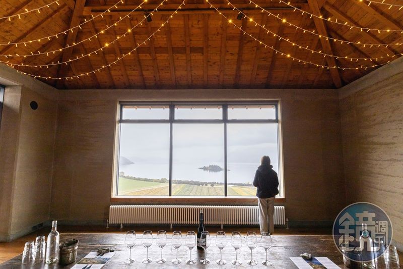 從Rippon Hall能將整座酒莊的葡萄園收入眼簾，還能遠眺湖景與中央的紅寶石島。