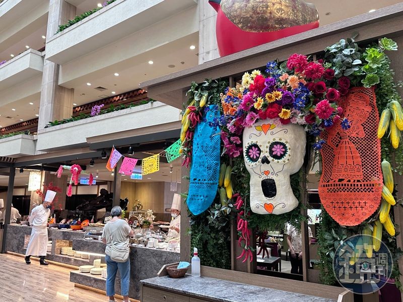 餐廳以墨西哥傳統亡靈節裝飾打造繽紛熱鬧氛圍，服務人員也戴上寬邊帽呼應主題。