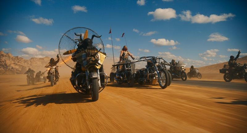 片中出現各式各樣誇張的交通工具，克里斯漢斯沃騎乘用三輛重機打造的「戰馬車」，靈感源自於電影《賓漢》。（華納兄弟提供）