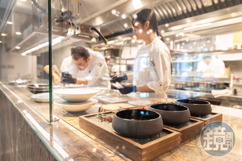 餐廳的廚房為開放式空間，讓客人都邊用餐邊欣賞廚師們料理的過程。