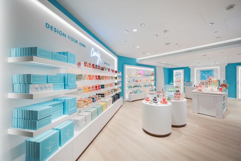 sugar台灣的第一間店落腳台北101購物中心，以單純的藍白色系襯托糖果的繽紛色彩。（sugarfina提供）