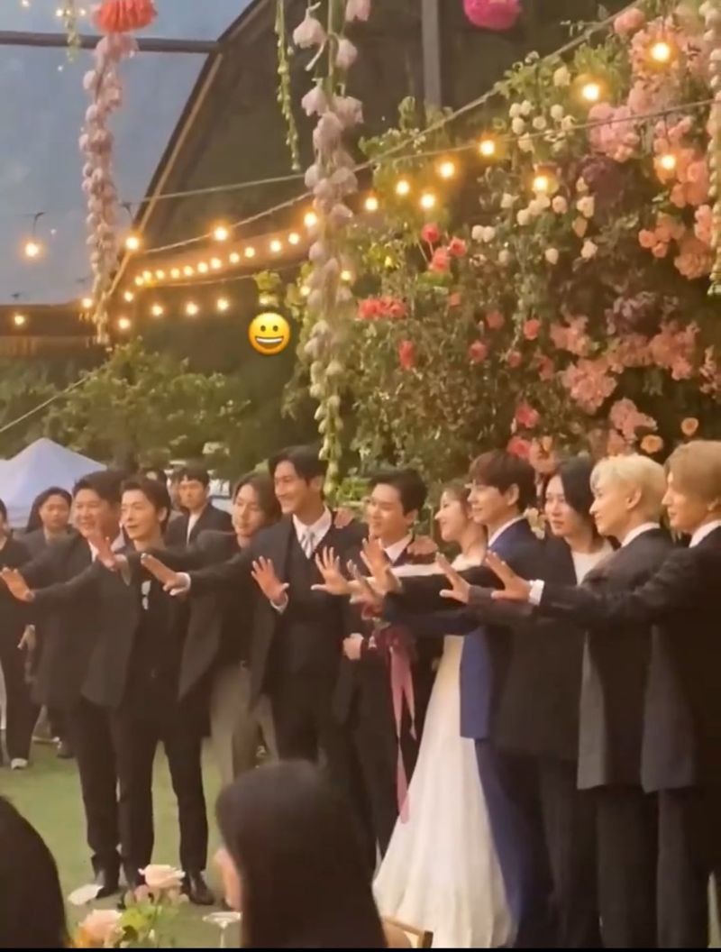 Super Junior目前為9人組合，隊長利特（右一）為新婚厲旭擔任婚禮主持人。（網路圖片）