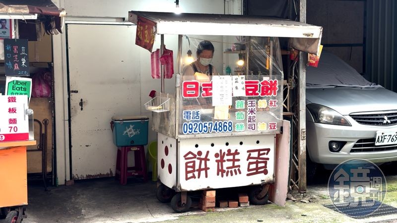 「深坑日式紅豆餅」在當地換過許多位置，賣了超過20年，是學生放學後的人氣點心。