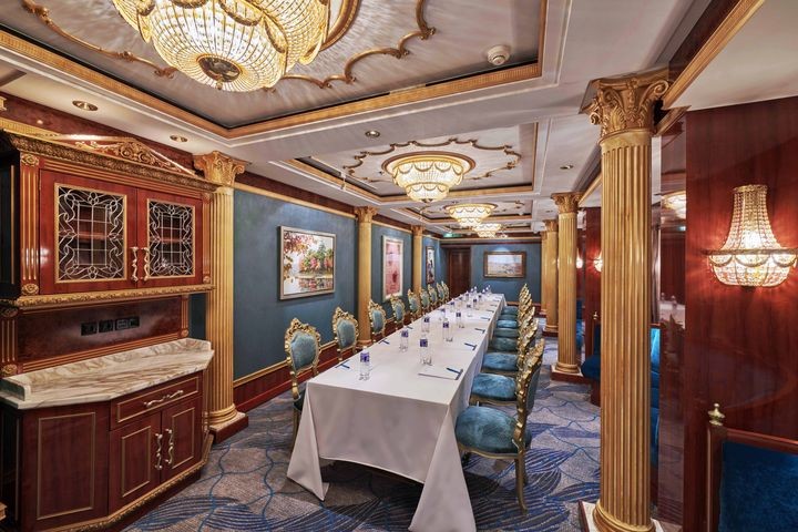 ▲充滿歐式宮廷風格的「星宴餐廳」，彷彿置身於凡爾賽宮殿中用餐。　圖：名勝世界郵輪／提供