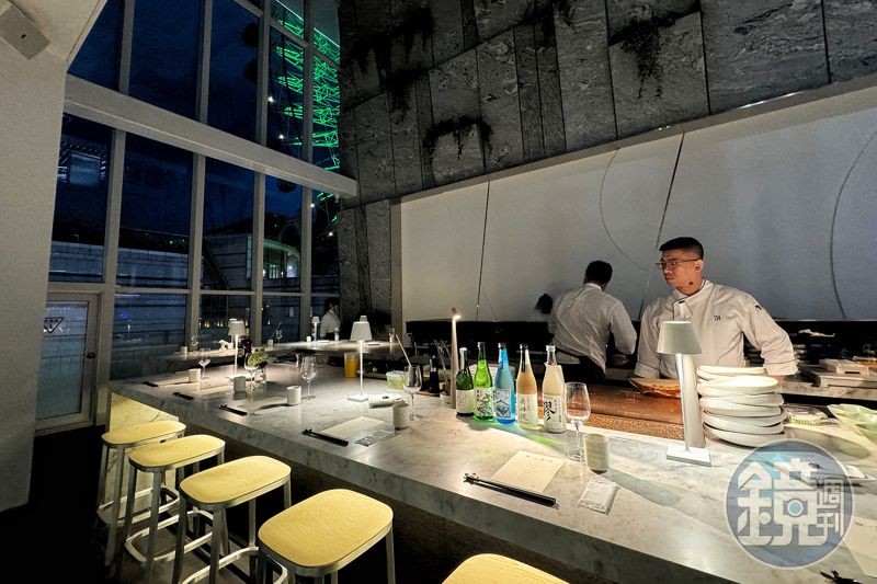 在煮山川用餐能從挑高的窗景欣賞到大直夜色。
