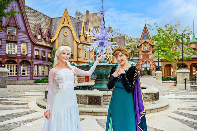魔雪奇緣的安娜與艾莎公主會在一旁幫跑者應援。