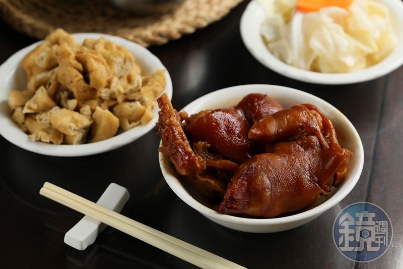 老客人來史記吃麵,必定要點「冰糖豬腳」(前,120元/份)、「熱花干」(左後,40元/份)、「四川泡菜」(右後,50元/份)一起享用才滿足。