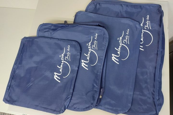 ▲馬來西亞觀光局將贈送多功能行李收納袋給前100名於旅展現場報名馬來西亞套裝行程的民眾。　圖：馬來西亞觀光局／提供