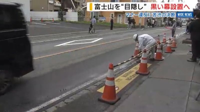 日本媒體報導，河口湖站前Lawson的人行道黑幕已經開始動工。（翻攝自YBS山梨放送）
