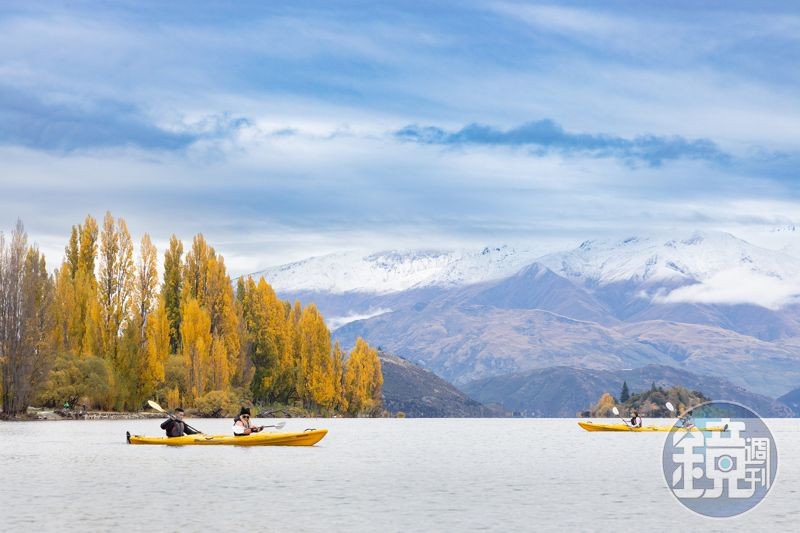 划獨木舟可愜意飽覽瓦納卡湖畔迷人的金黃秋色。