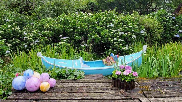 ▲花與樹園藝在農園湖畔打造夢幻小船。　圖：台北市政府產業發展局／提供