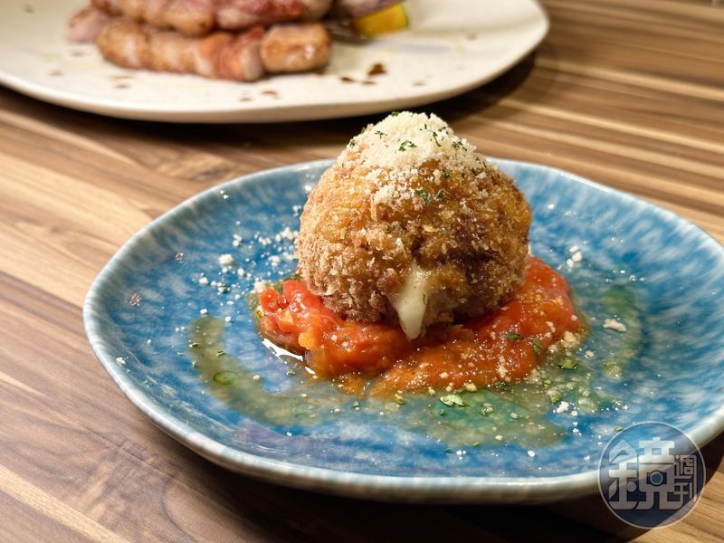 「和牛炸飯糰」外皮酥脆，肉餡鬆綿，充滿莫扎瑞拉起司的香氣。（360元／份）