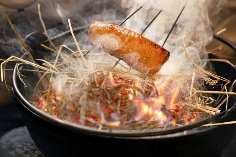 用稻草燻燒鰹魚，是日本高知人最愛的烹調方式，被稱為靈魂美食。