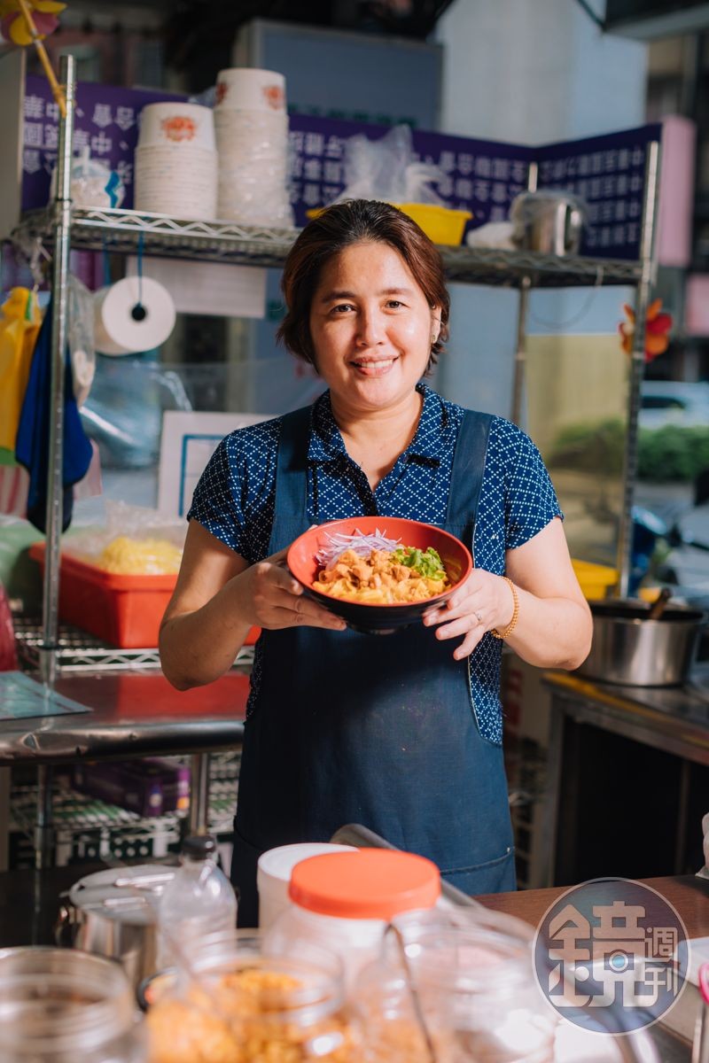 來自緬甸北部的老闆娘李盈盈，擅長烹煮緬甸麵食和泰式小吃。