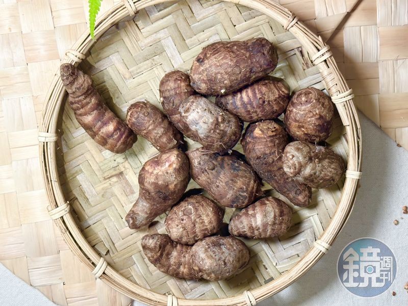 西拉雅芋屬於體型較小的子芋，平常會當作主食，口感綿軟，香氣比一般芋頭淡。