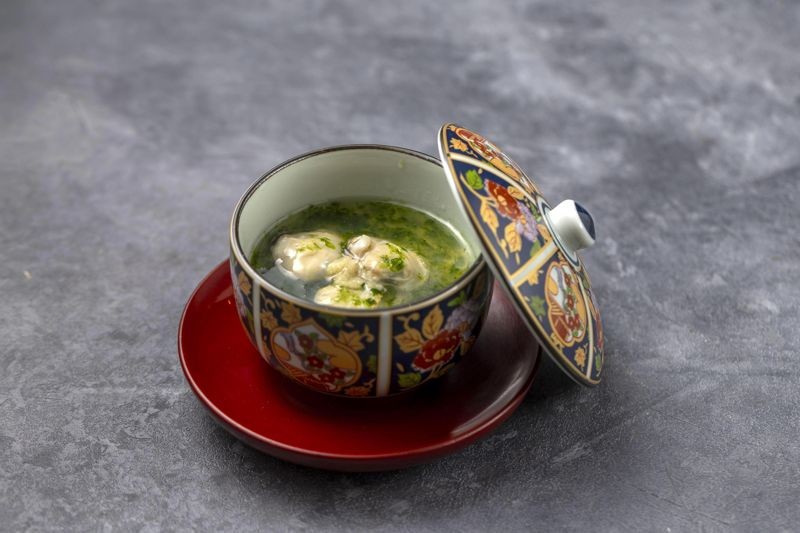 「蛤蜊茶碗蒸」飽滿蛤蜊肉配上青海菜，讓蒸蛋風味變得清鮮滑潤。