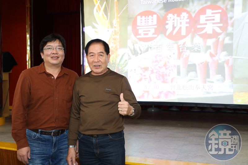 銀波布丁老闆吳文耀父子也專程從台南北上吃阿燦師的辦桌。