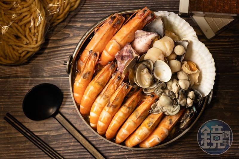 「豪華海鮮鍋」除了蛤蜊、扇貝、鮑魚、干貝、鮮蚵，連蝦都有草蝦和白蝦兩種。（850元／鍋）