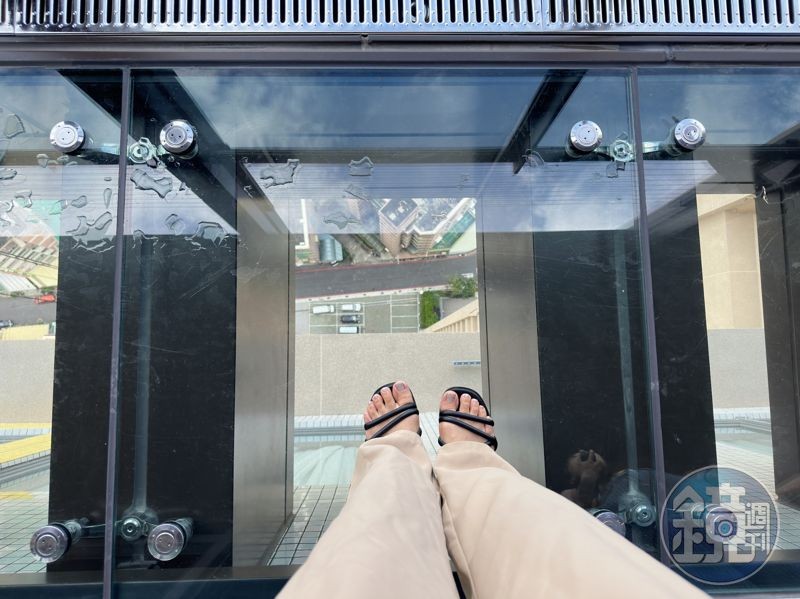 32樓高透過玻璃向下望，雙腿會發軟。