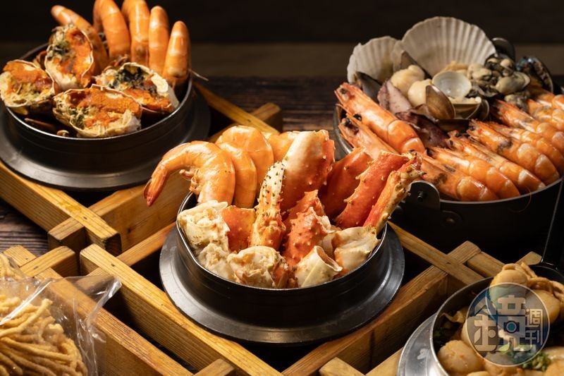 啊母啊姆鍋燒麵的「鱈場蟹」是日本鱈場蟹與白蝦霸氣雙拼，上桌時連隔壁桌客人都忍不住驚呼。（850元／鍋）