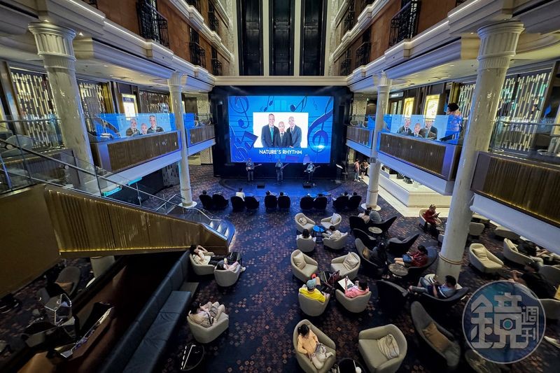 位於船中7樓	大廳的巨型螢幕不定期播放精彩電影及影片。