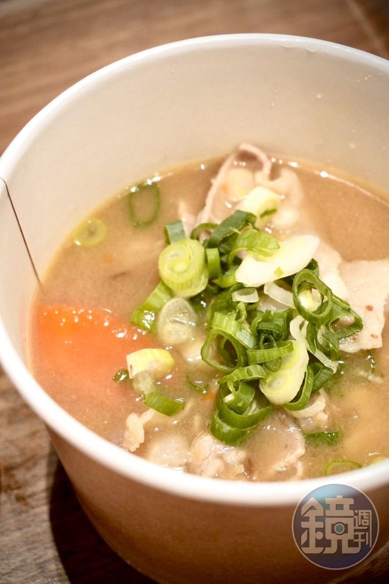 「京都豬肉蔬菜味噌湯」真的誠意滿滿，不僅湯頭以三種味噌調和，湯料更是豐富滿溢。（65元／份）