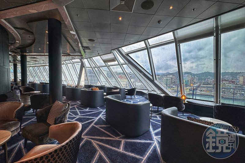 位在12樓船頭的Spinnaker Lounge，擁有可飽覽廣闊海景的窗景。