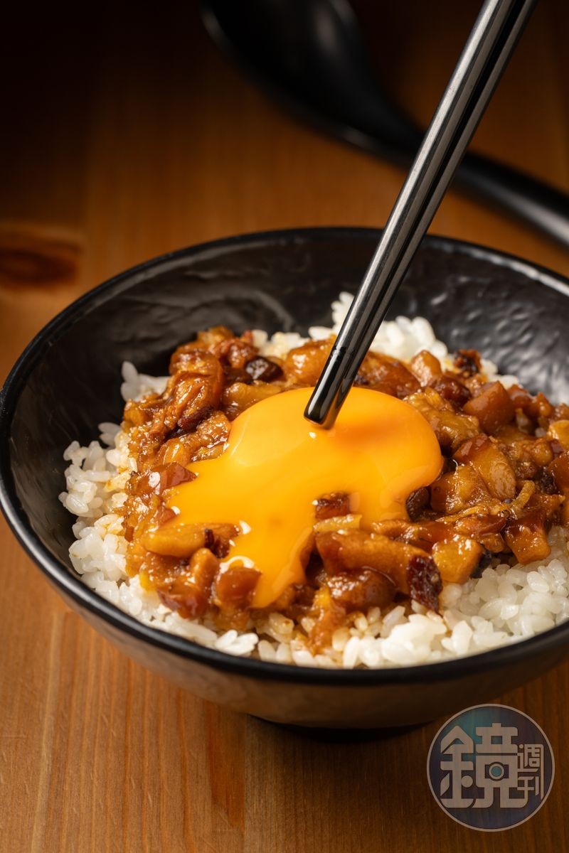一筷子戳開「月見滷肉飯」，最精髓的蛋汁順著滷肉的縫隙流進米飯中。（60元／小碗、75元／大碗）