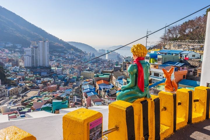 ▲搭乘濟州航空台北－釜山航線，可以在甘川洞文化村和小王子一起合影、俯瞰色彩繽紛的街道。　圖：shutterstock／來源