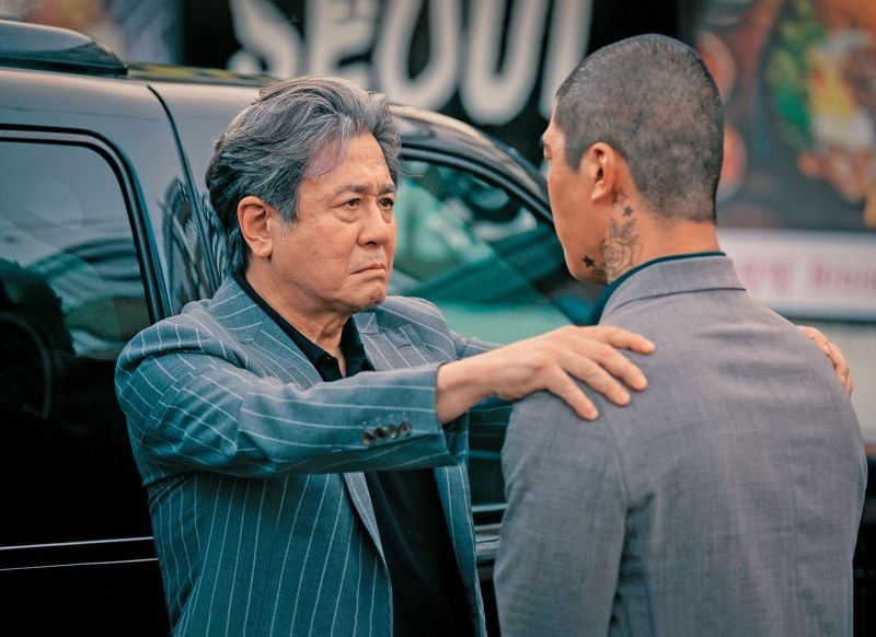影帝崔岷植（左）前年睽違25年接下韓劇《地下菁英》，在韓國引發熱烈討論。（Disney+提供）