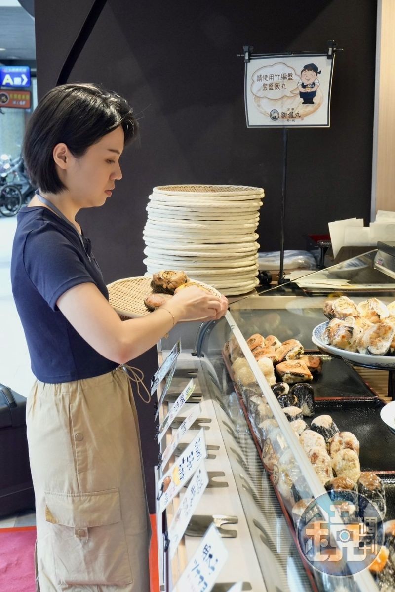 京都御握丸 ONIMARU提供竹編托盤讓客人選購飯丸盛裝，質感提升不少。