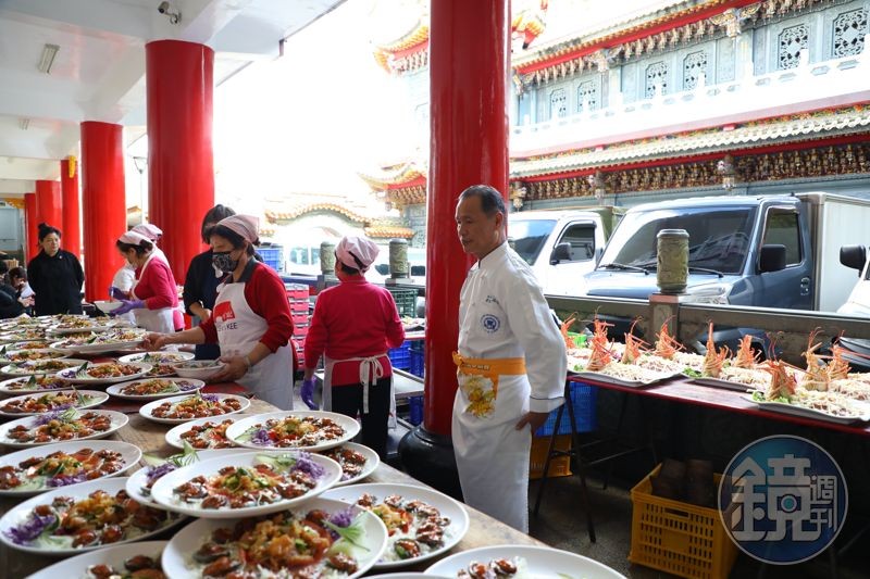 有北台灣辦桌天王之稱的林明燦（右一），遊走在各個菜檯之間，嚴格把關出品。