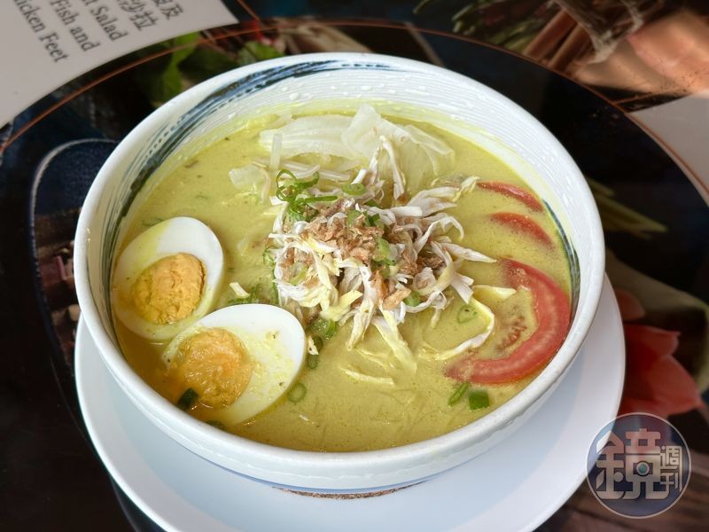 「印尼薑黃蔬食雞肉米粉湯」湯頭酸甜清爽，大熱天吃很開胃。（430元／份）