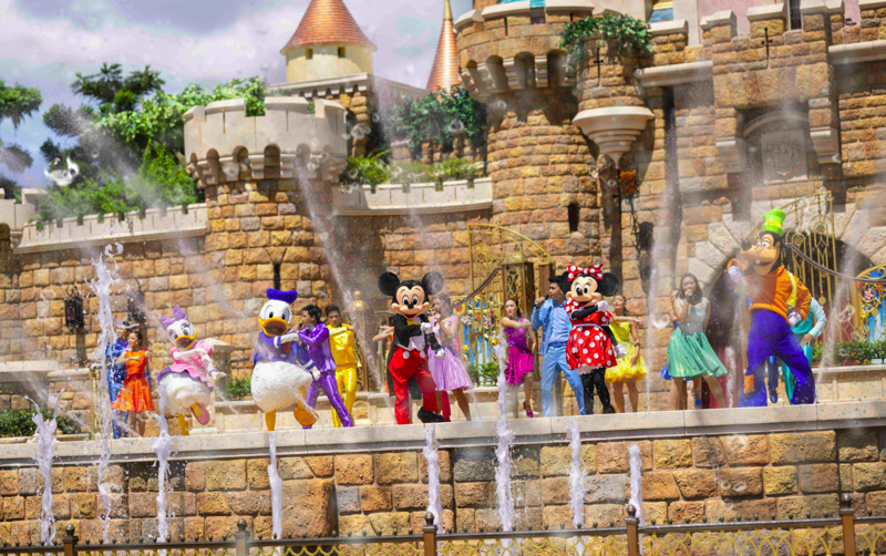 夏日版「迪士尼尋夢奇緣」米奇與好友將在水柱、泡泡、舞台火花等特效下精采歌舞。（香港迪士尼樂園提供）